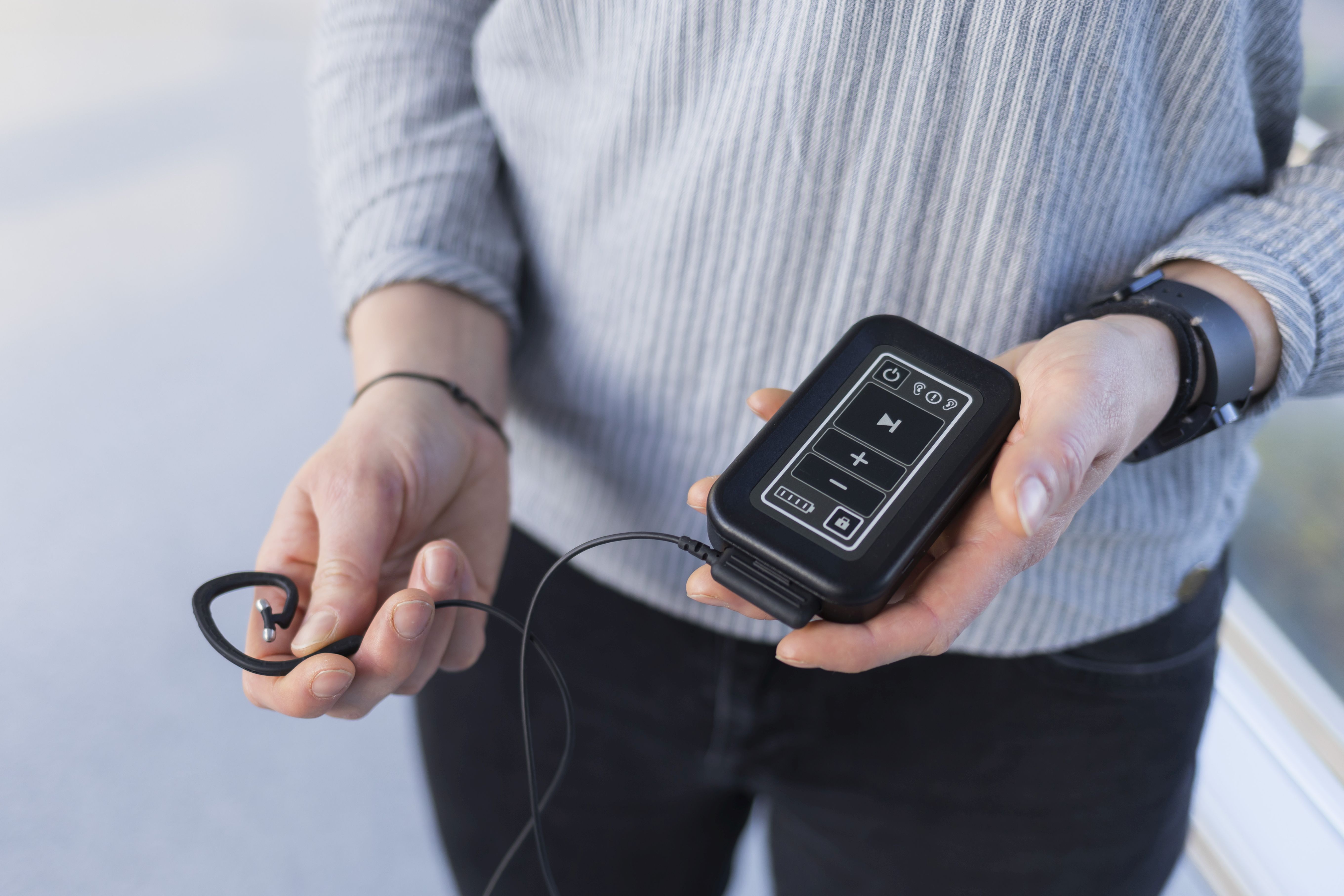 tVNS Stimulationsgerät zur Stimulation des Vagusnervs bei Fatigue_Foto Sarah Kossmann_UMMD tVNS Stimulationsgerät zur Stimulation des Vagusnervs bei Fatigue_Foto Sarah Kossmann_UMMD